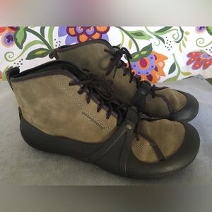 Patagonia Olive Suede Lace-Up Ankle Boots with Brown Trim RARE